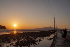 夕日の海床路