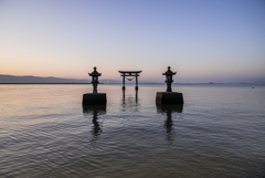 海の鳥居の朝