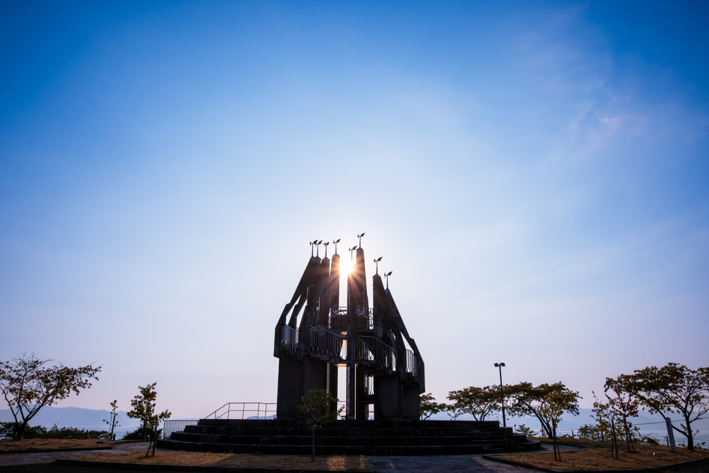 シンボルタワーに射す夕日