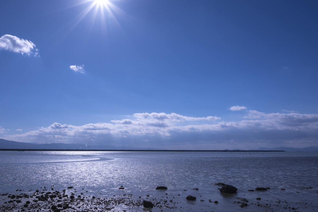 輝く干潟の海