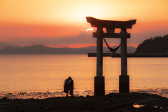 鳥居と女性