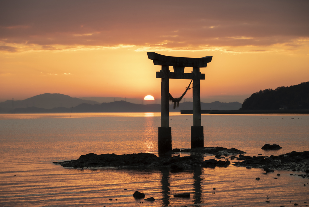 鳥居と島に沈む夕日