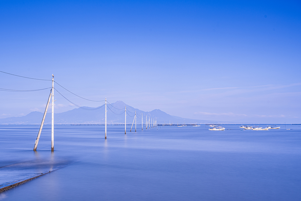 夏の朝、海と空の青