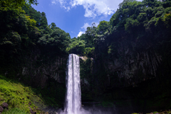 滝壺から見上げる滝と空