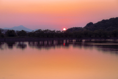 夕日に染まる池