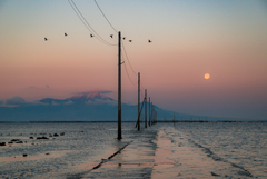 沈みゆく海の道と月