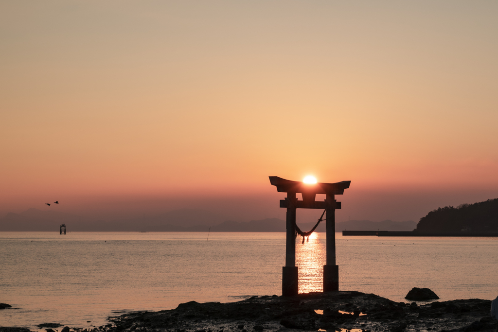 鳥居に沈む夕日