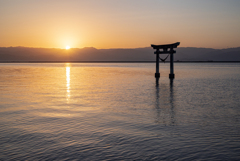 海の鳥居から望む朝日