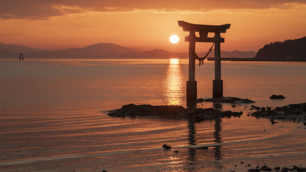 海の鳥居の夕暮れ