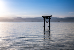 海の鳥居と朝日に映える稜線