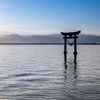 海の鳥居と朝日に映える稜線