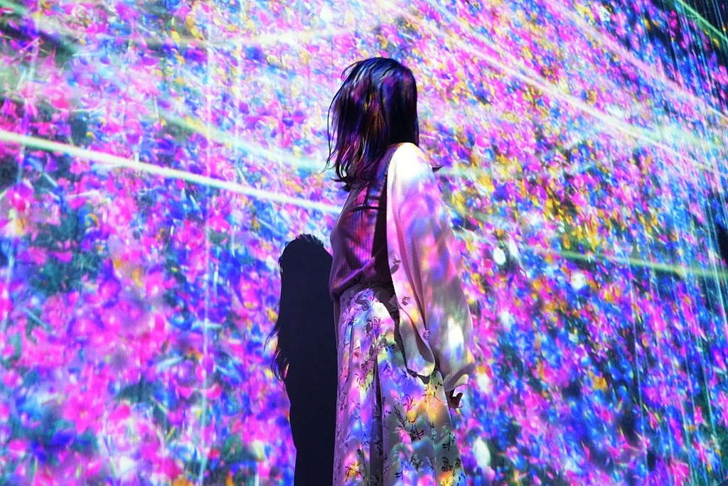 芸術に触れる少女