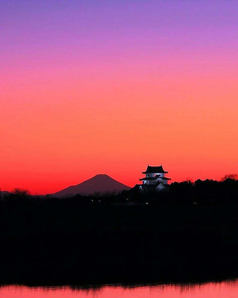 夕刻に富士と城