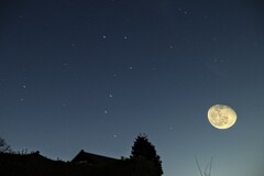星空に輝く月