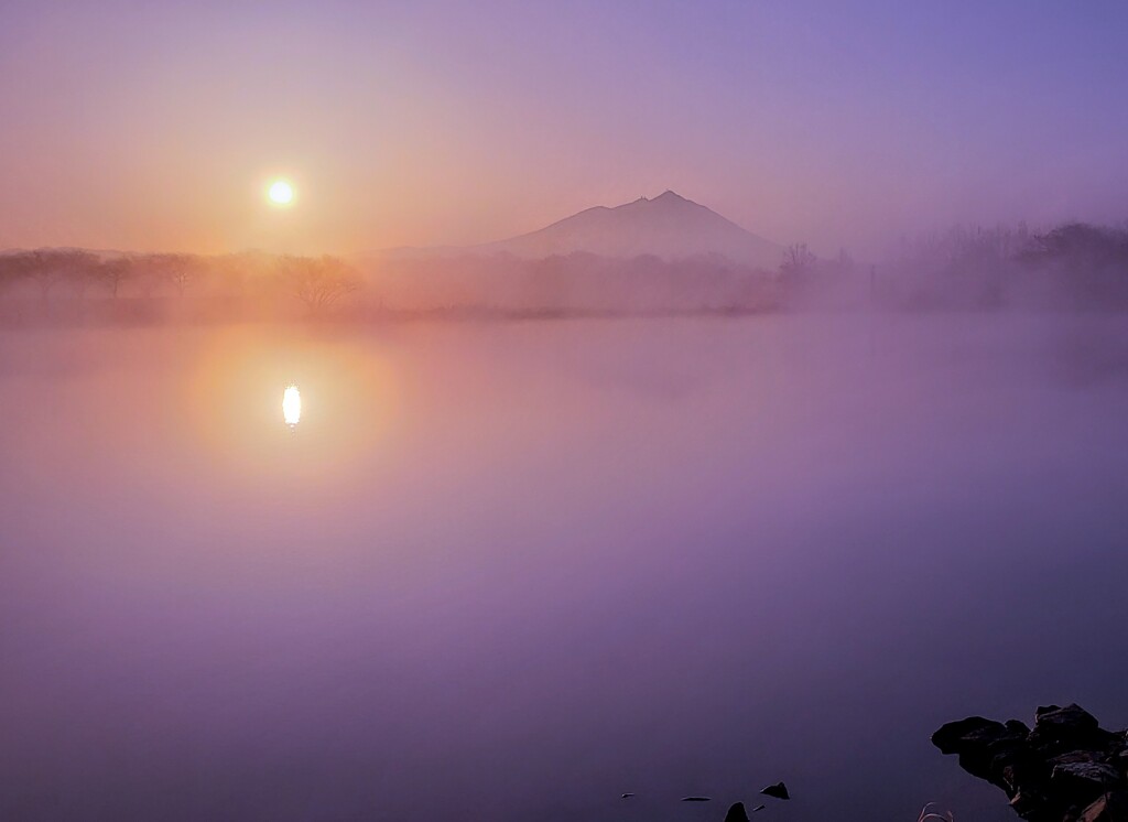 朝靄の夜明け