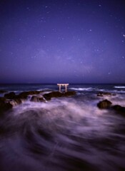 押し寄せる波と輝く天の川