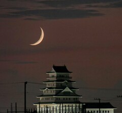 紅の空に月と城