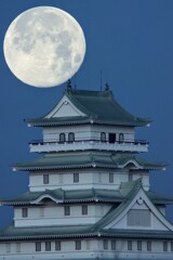 夜明けを告げる満月