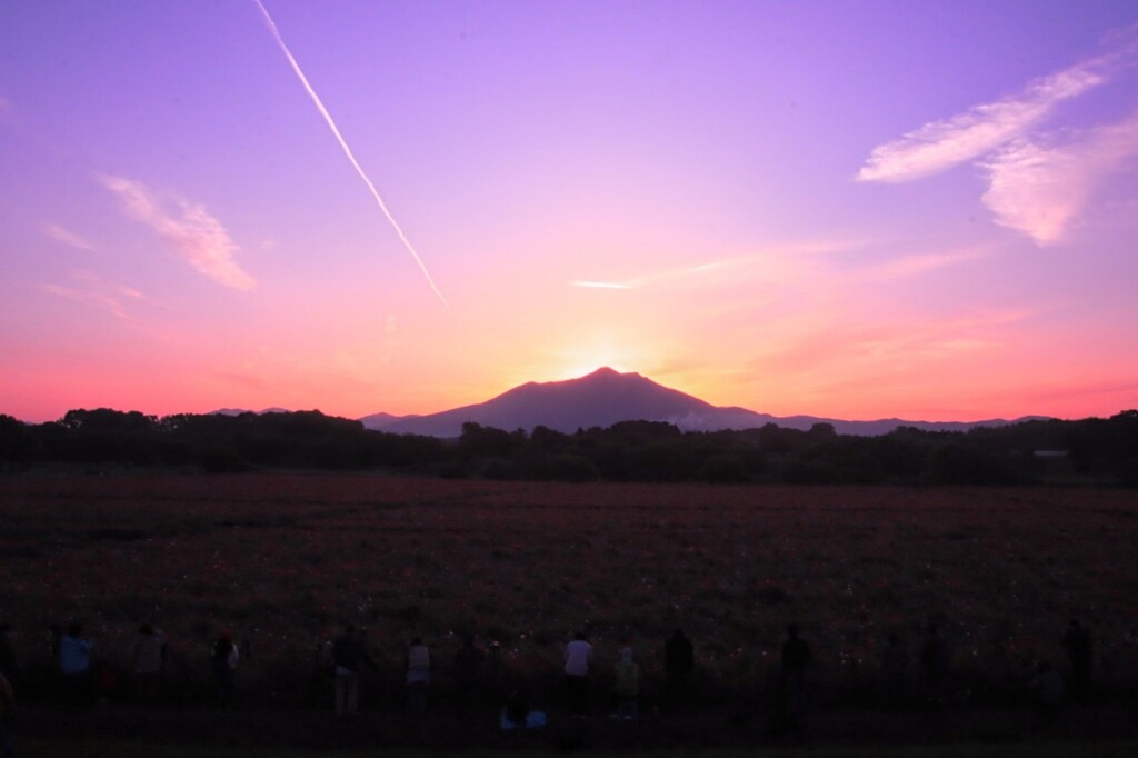 日の出に向かう雲