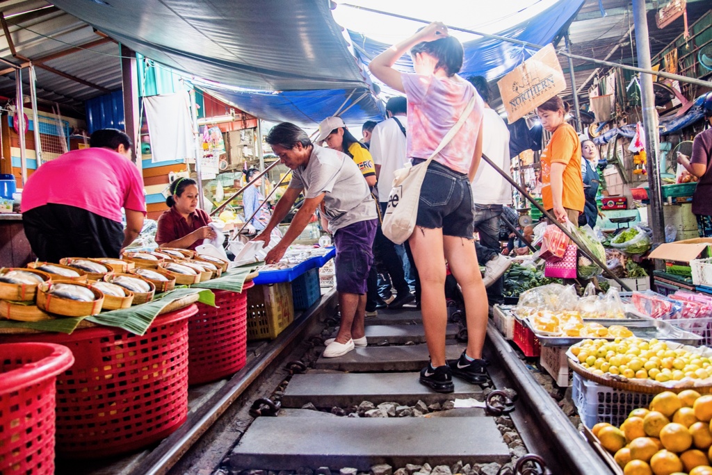 線路沿いの市場