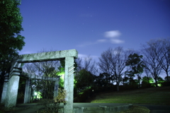 夜の公園の謎のステージ
