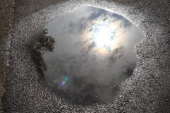 水たまりの中の空