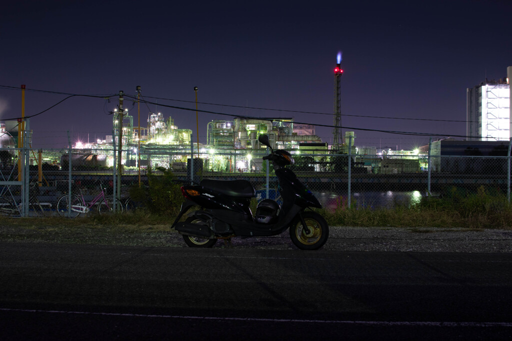 工場夜景とバイク