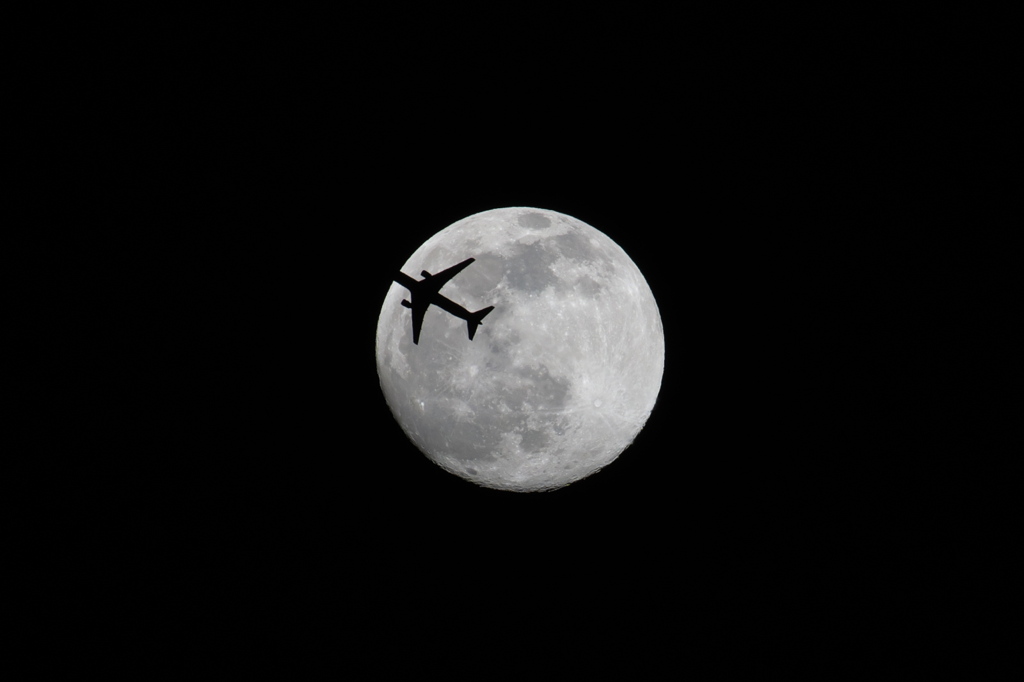 月と飛行機