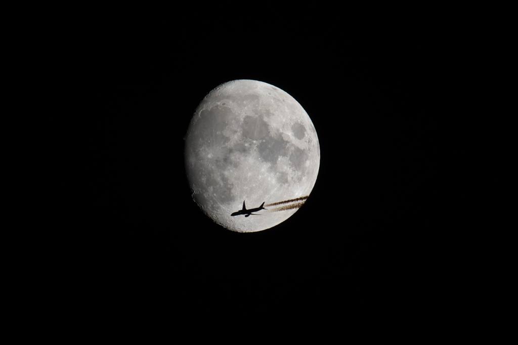 月に飛行機