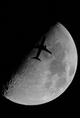 月と飛行機
