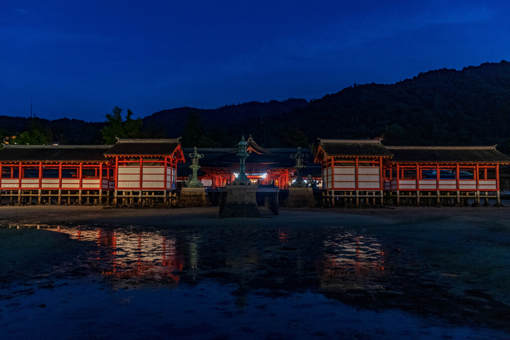 夜の宮島　厳島神社正面