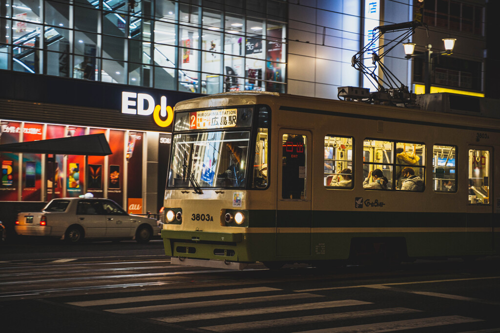 広島市街地　紙屋町ナイトスナップ　路面電車