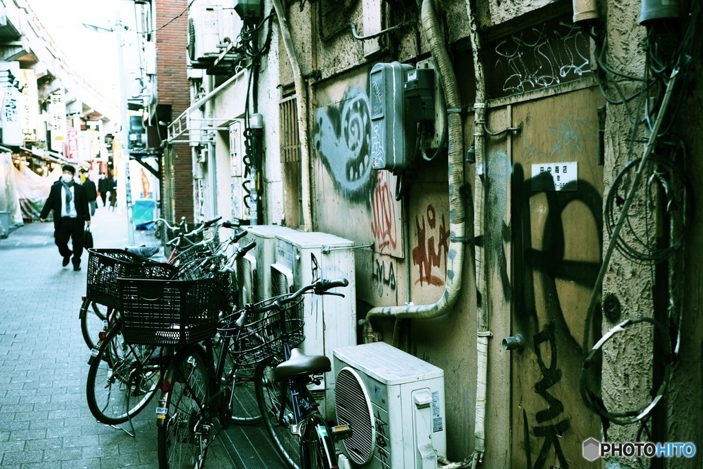 ガード下の世界