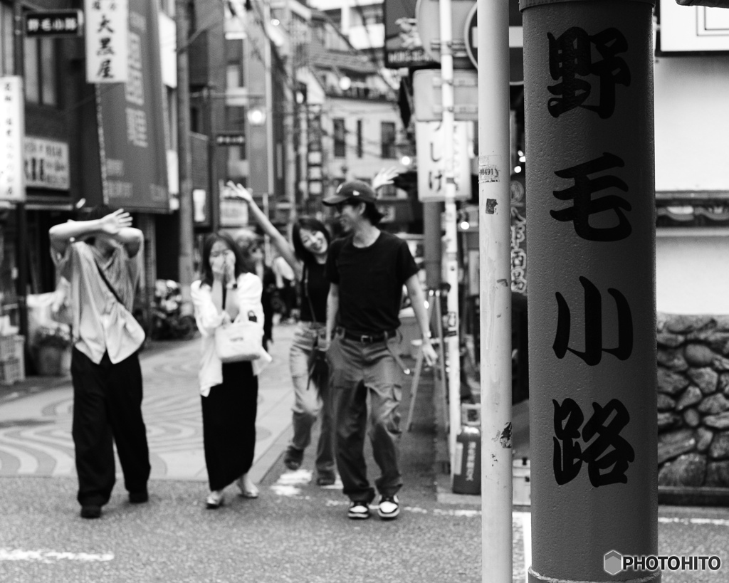 野毛小路のポールを撮っていたら・・・