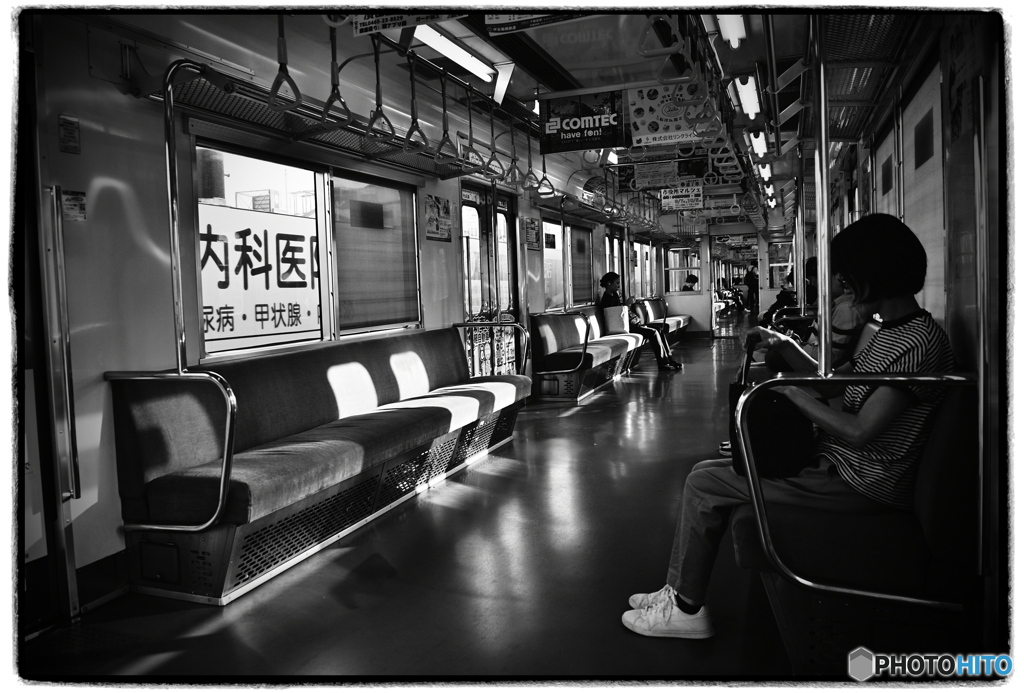 黄昏の車内で