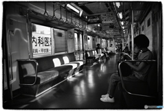 黄昏の車内で