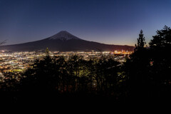富士山と富士吉田市の夜景