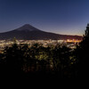 富士山と富士吉田市の夜景