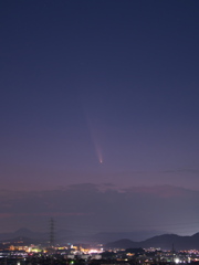 街明かりと紫金山・アトラス彗星