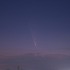 街明かりと紫金山・アトラス彗星