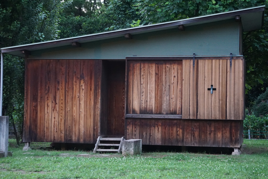 公園でみつけた小屋