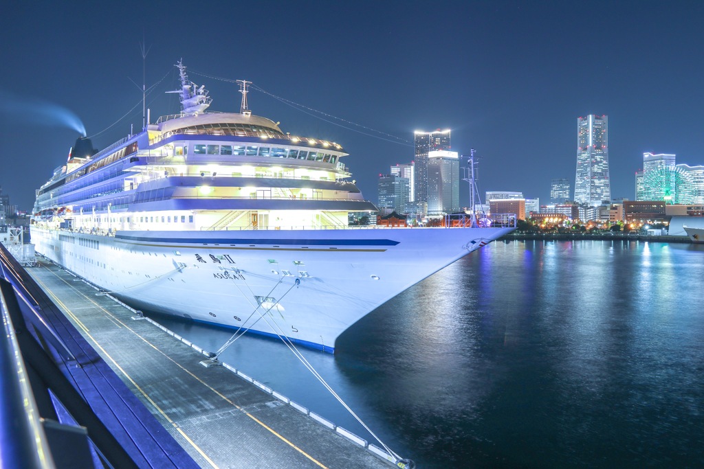 客船飛鳥と横浜夜景