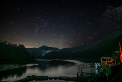 ダム湖と星の反射