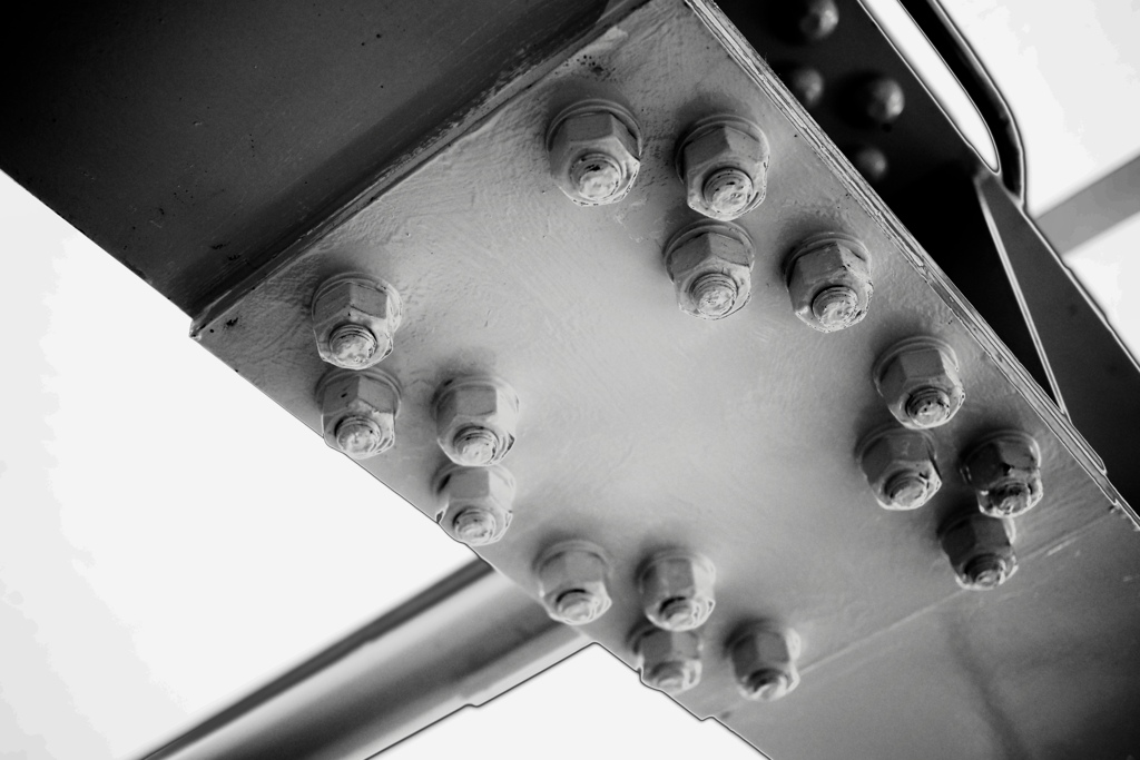 硬質な材料　メタル