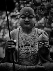 目を閉じて慈悲の心で見守る地蔵尊