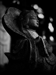 小さな石像