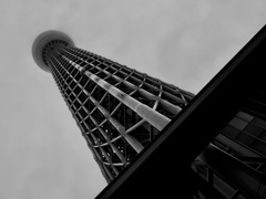 雲間静かに突き進む