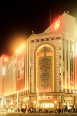 交差点に聳える