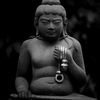 慈悲の決意を秘めて座す