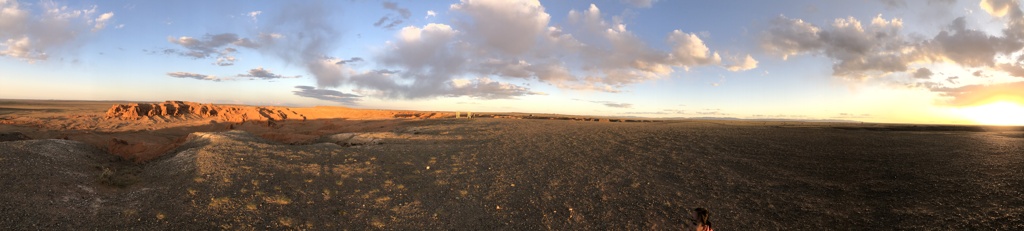 モンゴル　バヤンザク　夕陽の地平線